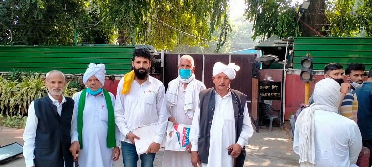 Delegasi Bertemu Menteri Pertahanan – Penduduk desa Jhajjar datang untuk bertemu Menteri Pertahanan Rajnath Singh