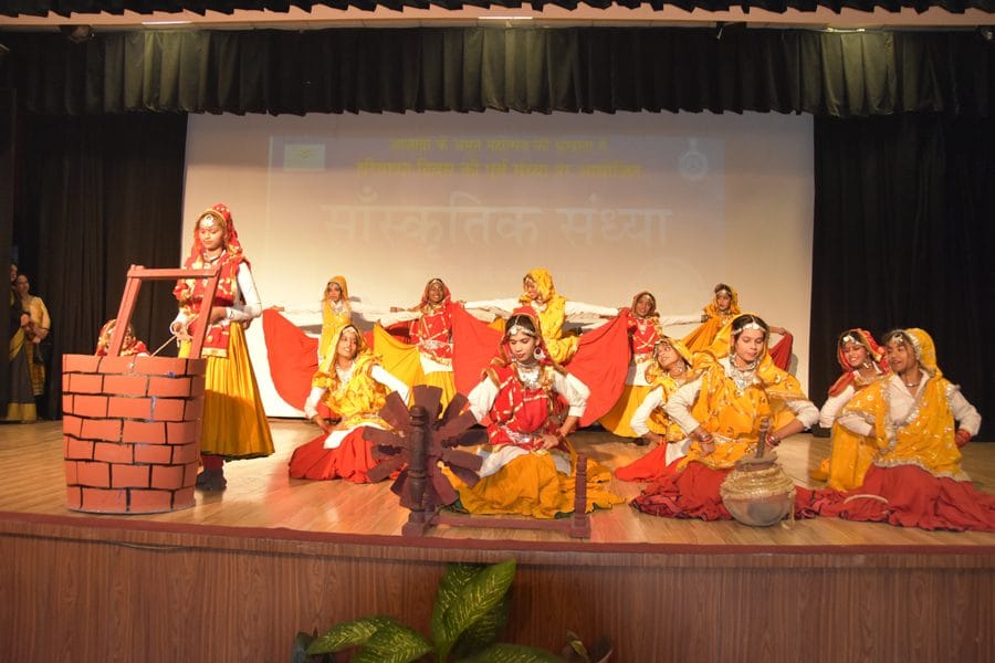 सांस्कृतिक कार्यक्रम के दौरान अपनी प्रतिभा का प्रदर्शन करतीं छात्राएं। संवाद सांस्कृतिक कार्यक्रम के दौरान अपनी प्रतिभा का प्रदर्शन करतीं छात्राएं। संवाद