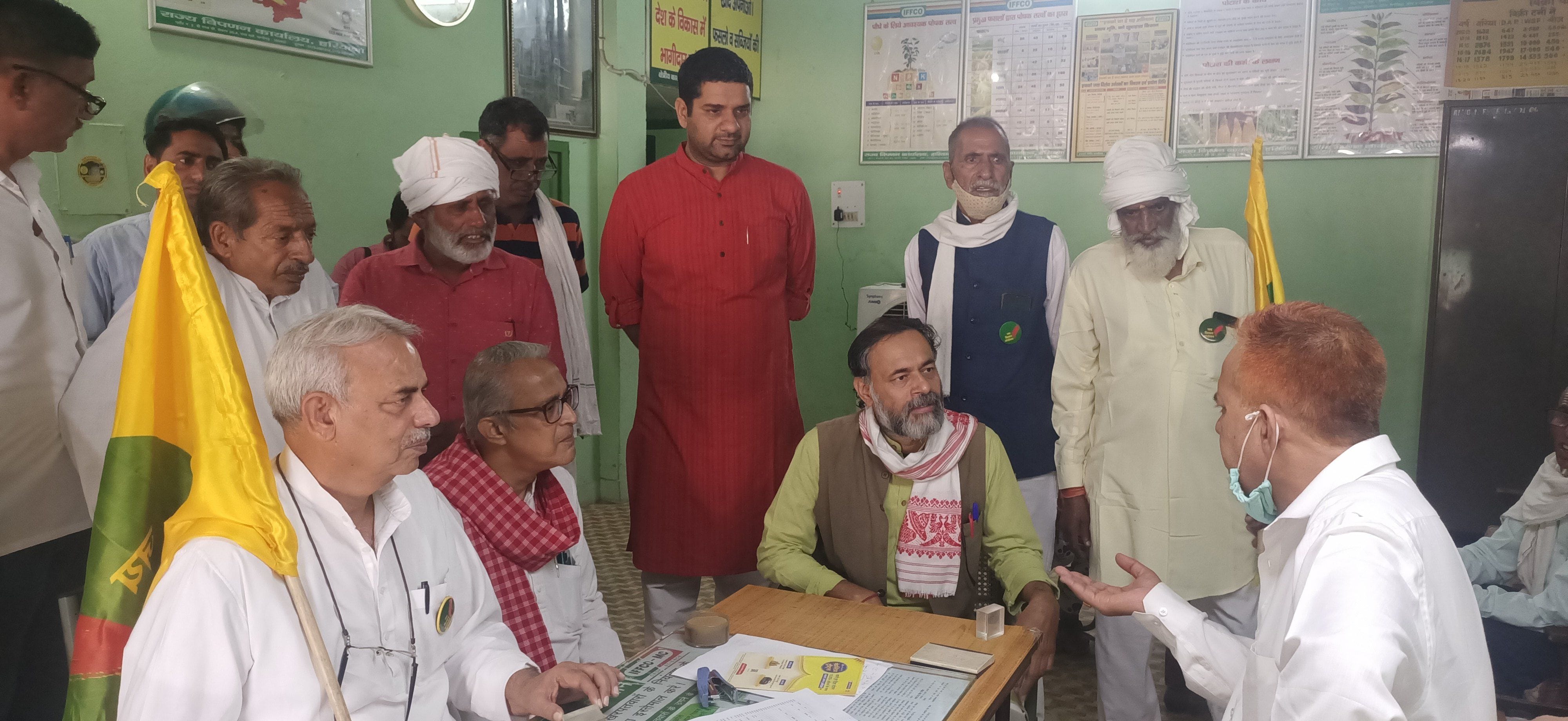  आनाज मंडी में खाद ब्रिकी केंद्र का जायजा लेते जय किसान आंदोलन के संयोजक योगेंद्र यादव। संवाद