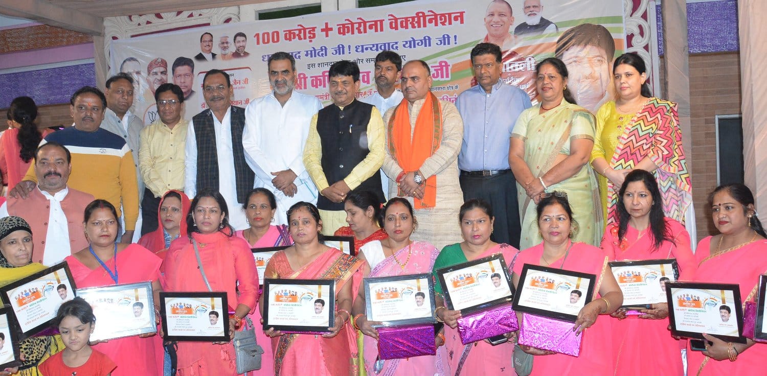 भोपा रोड पर आगंनबाडी कार्यकत्रीयों को सम्मानित करते मंत्री। भोपा रोड पर आगंनबाडी कार्यकत्रीयों को सम्मानित करते मंत्री।