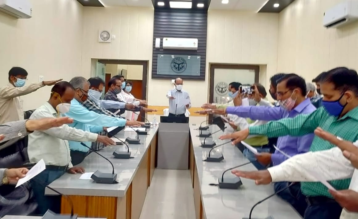 बिजनौर कलक्ट्रेट सभागार में राष्ट्रीय एकता दिवस पर शपथ दिलाते डीएम उमेश मिश्रा। बिजनौर कलक्ट्रेट सभागार में राष्ट्रीय एकता दिवस पर शपथ दिलाते डीएम उमेश मिश्रा।