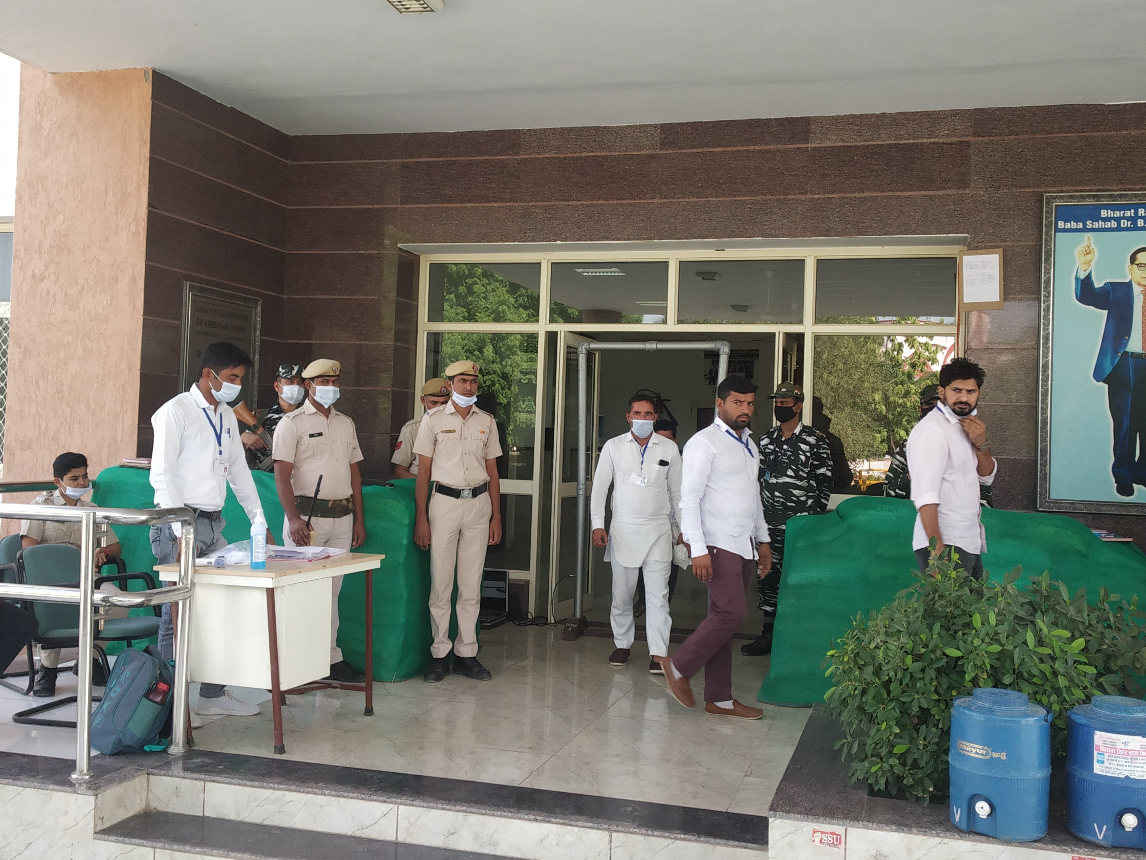 स्ट्रांग रूम के बाहर तैनात पुलिस कर्मी।
