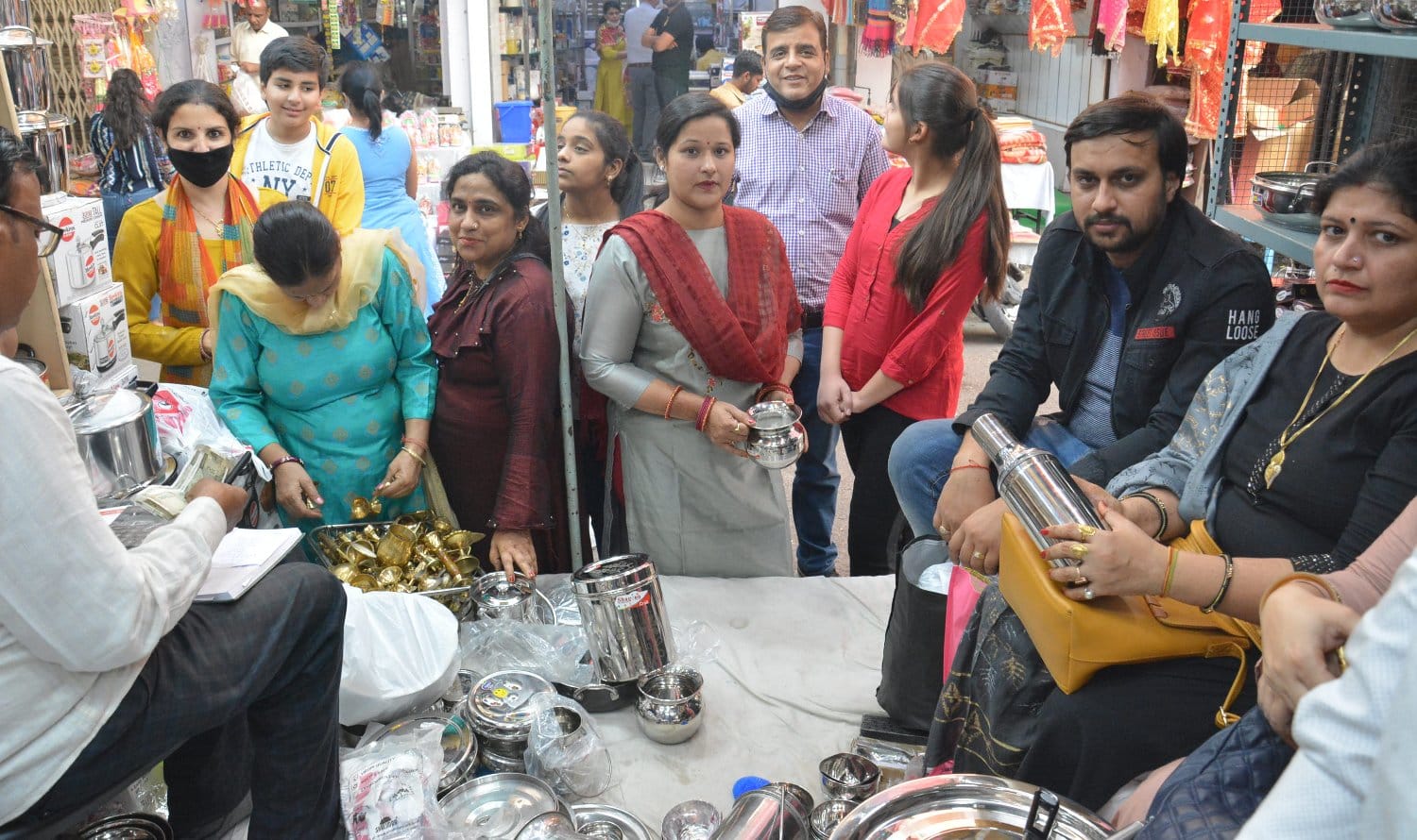 मुजफ्फरनगर में  त्योहारों पर  बर्तन खरीदती महिलाएं।