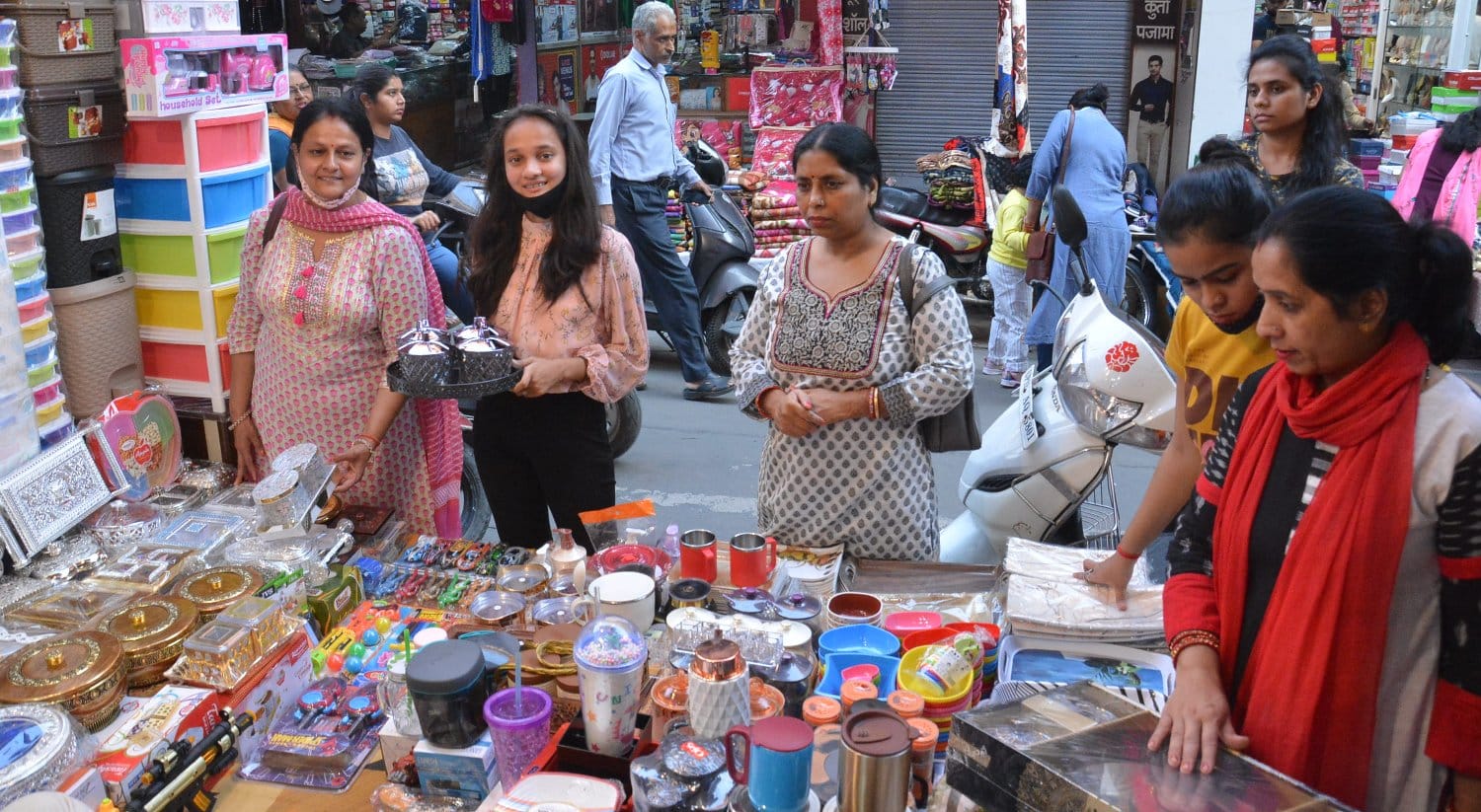 मुजफ्फरनगर के नई मंडी में दीपावली पर्व पर खरीददारी करती महिलाएं।