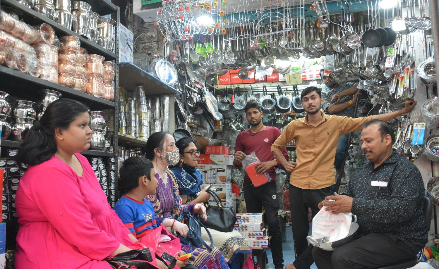 मुजफ्फरनगर के नई मंडी में घनतेरस पर्व के लिए बर्तनों की खरीददारी करती महिलाएं। ।