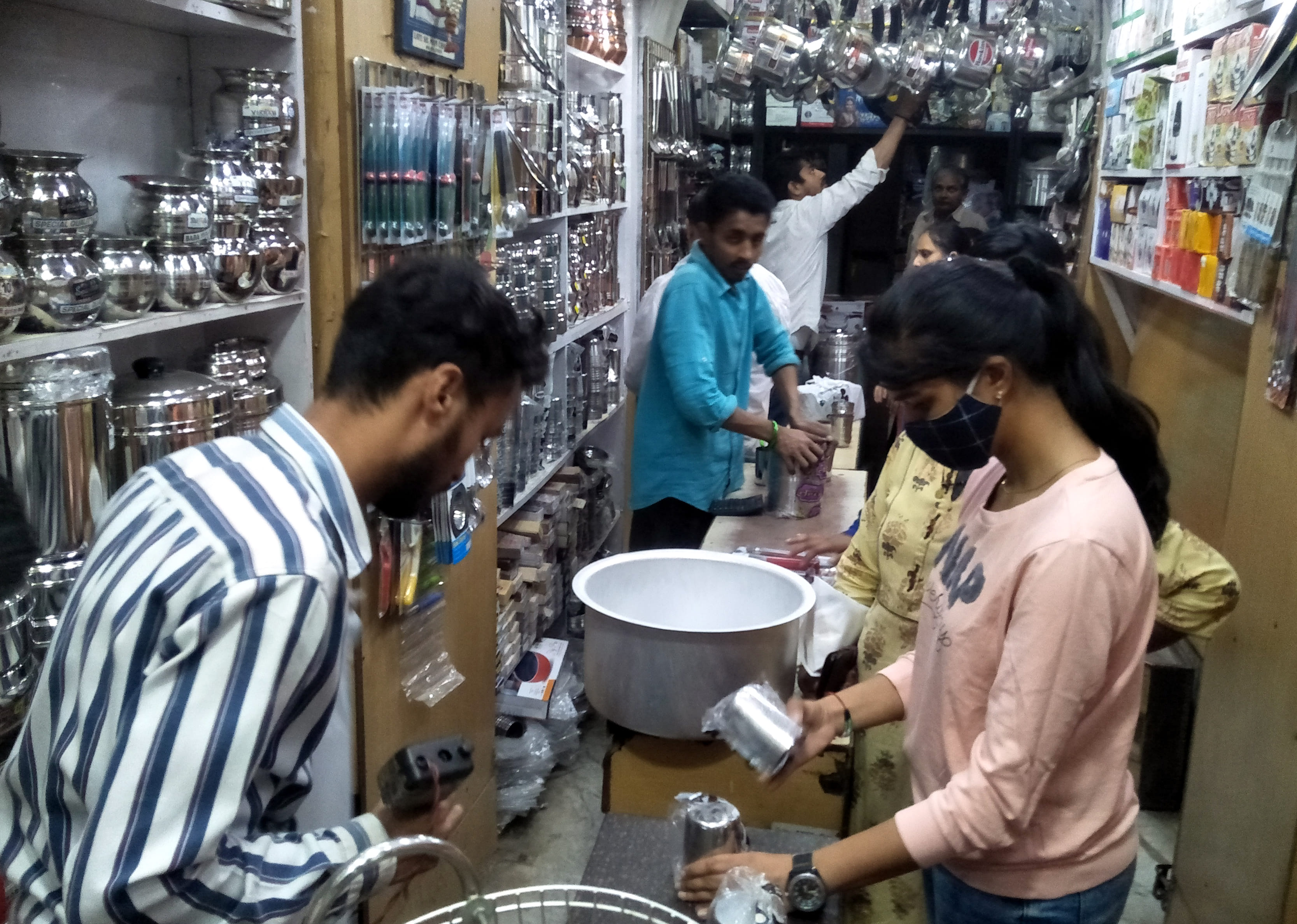 धनतेरस को लेकर अंबाला छावनी के बाजार में बर्तनों की खरीदारी करती महिलायें।