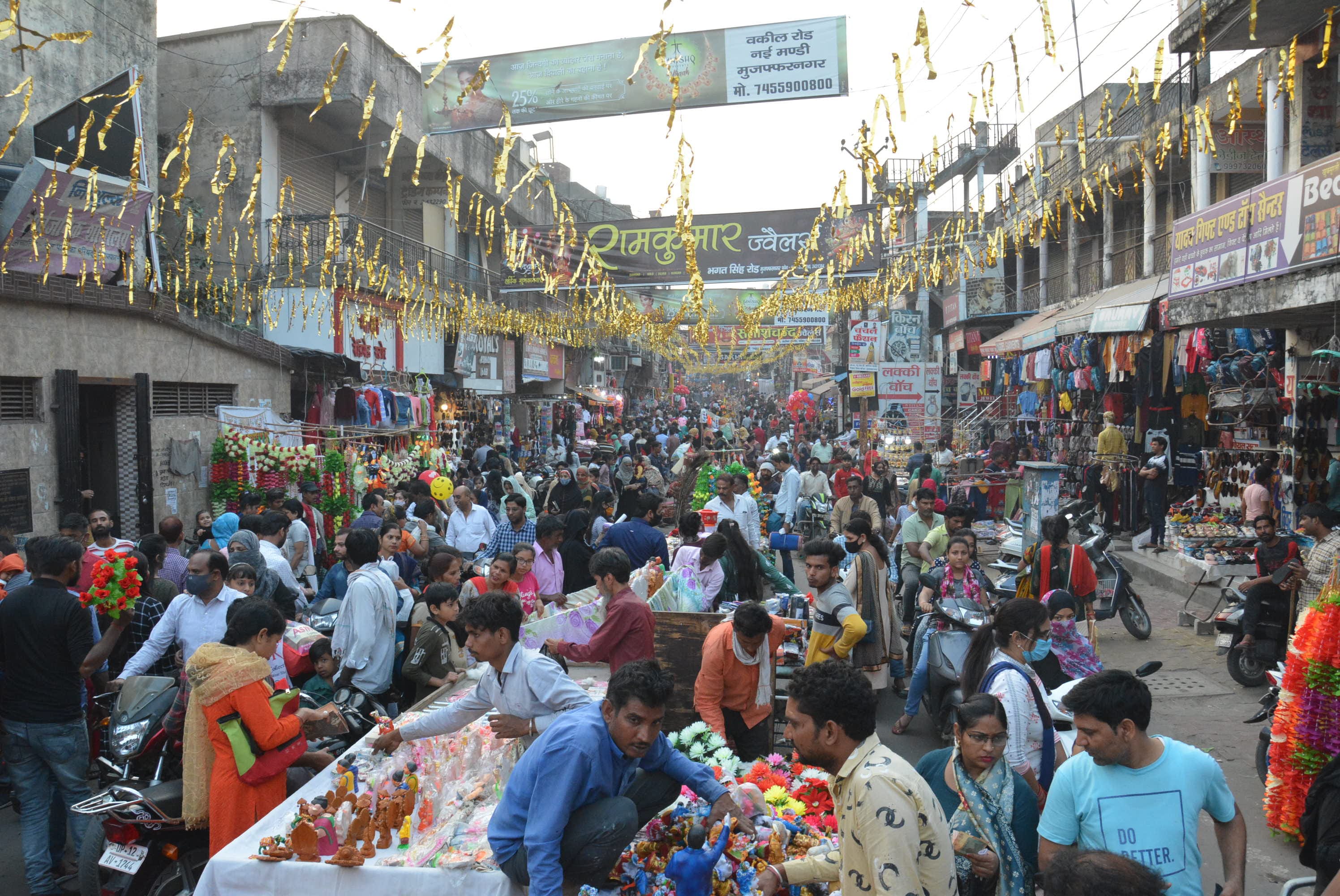 मुजफ्फरनगर के भगत सिहं रोड पर  दीपावली पर्व पर सजा बाजार।