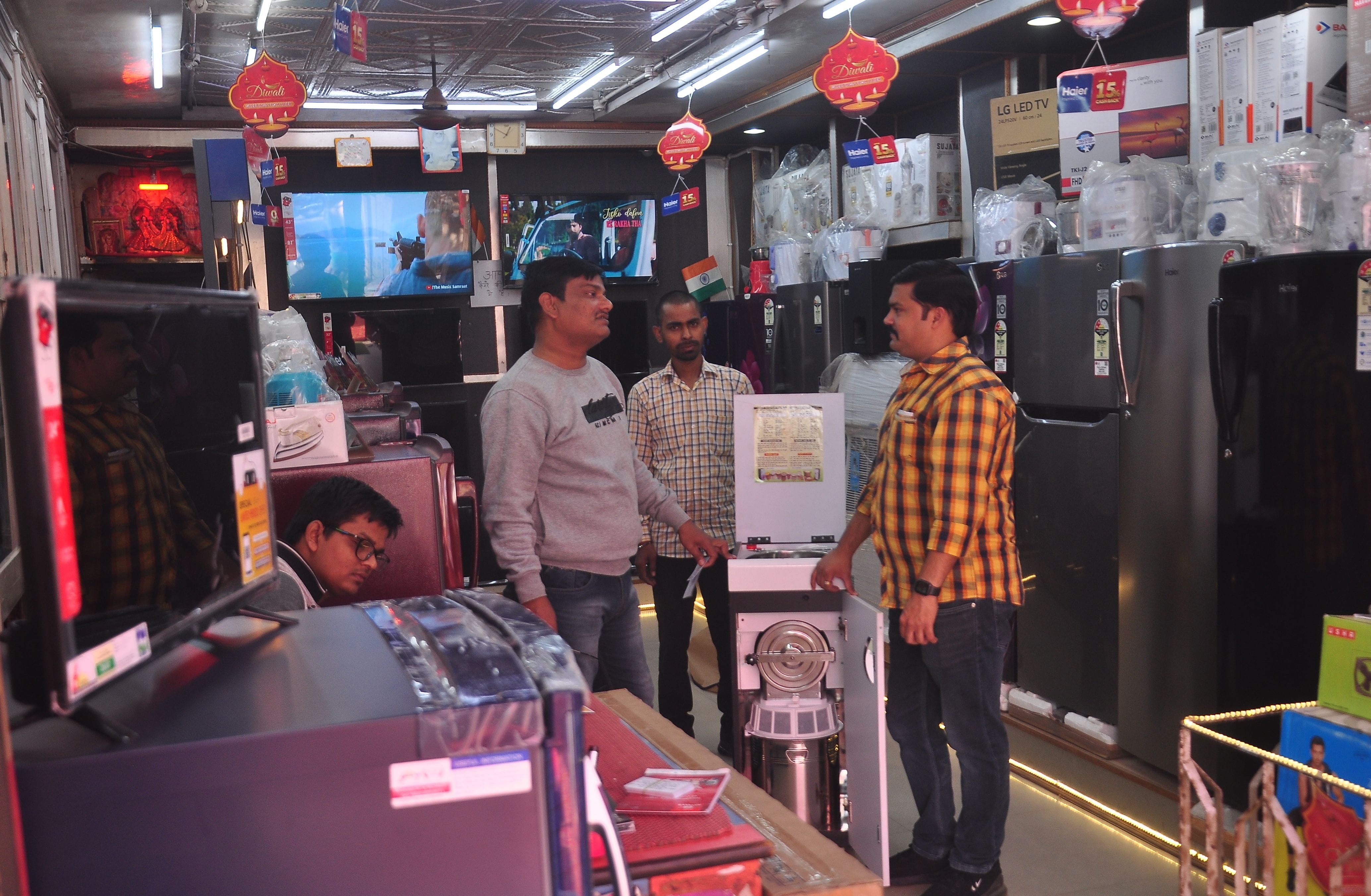 धनतेरस की तैयारी में पुराना माल गोदाम चौराहे पर सजी इलेक्ट्रानिक की दुकान। संवाद धनतेरस की तैयारी में पुराना माल गोदाम चौराहे पर सजी इलेक्ट्रानिक की दुकान। संवाद