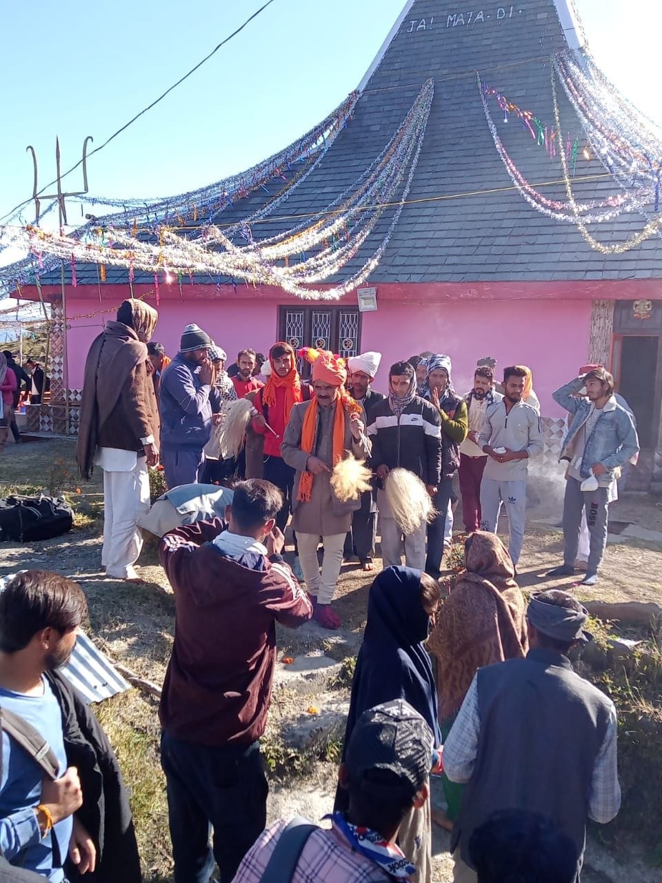 दौला माता मंदिर से रवाना होती नुकनाली यात्रा। 