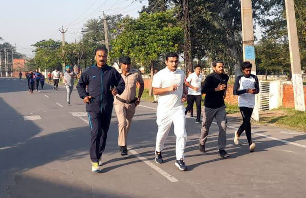 सरदार वल्लभ भाई पटेल की जयंती पर  हर्बल पार्क  से रन फॉर यूनिटी में दौड़ लगाते उपयुक्त विक्रम सिंह 