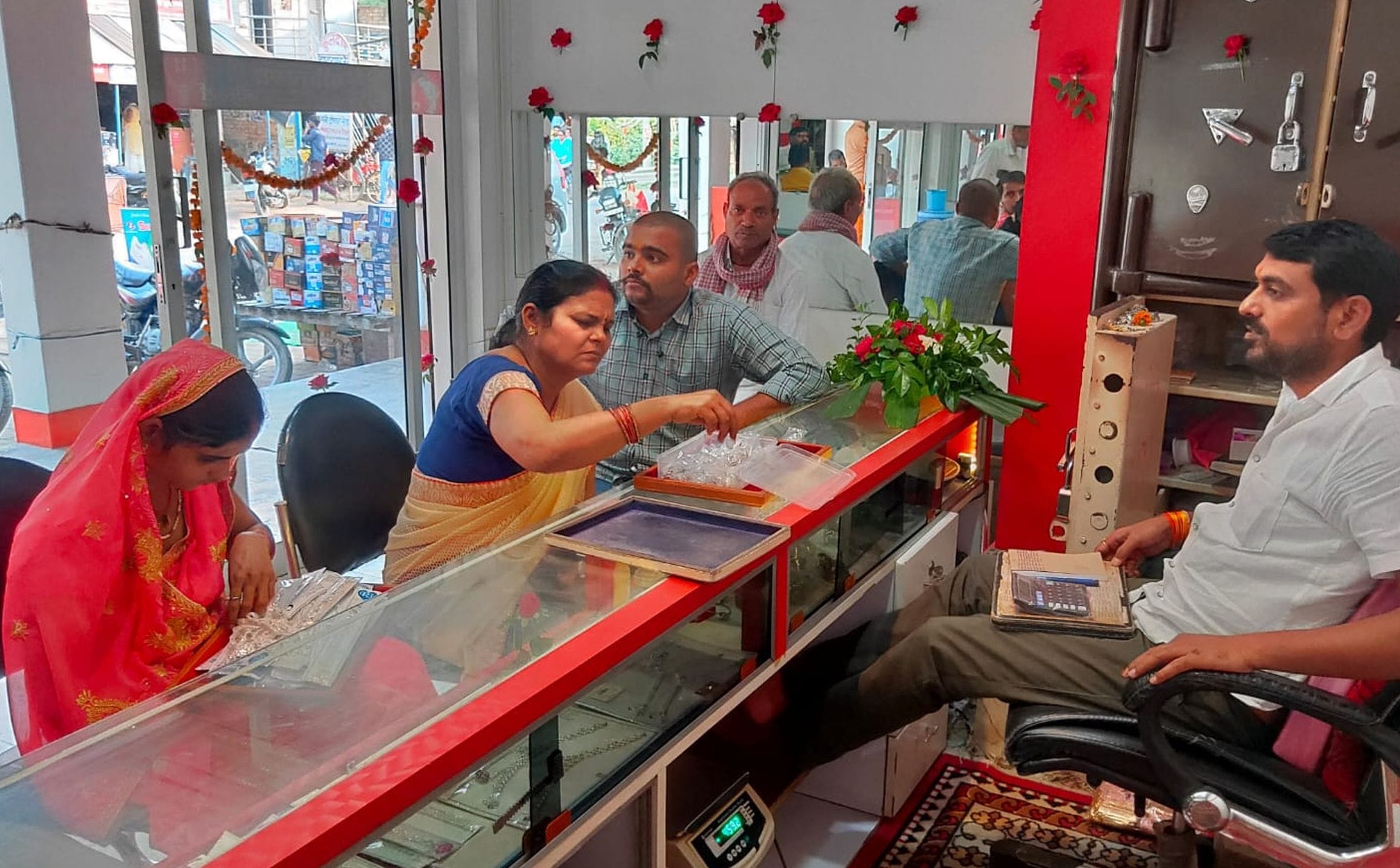 33 : इन्हौना : आभूषण की दुकान से खरीददारी करतीं महिलाएं। -संवाद 33 : इन्हौना : आभूषण की दुकान से खरीददारी करतीं महिलाएं। -संवाद
