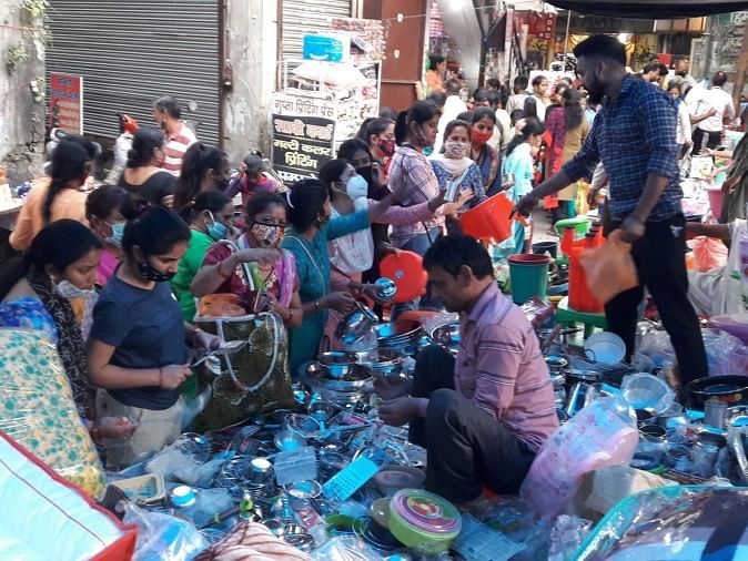 Di Dhanteras, Toko-toko Menghiasi Semua Jalan Dan Pasar Termasuk Jalan Raya Nasional