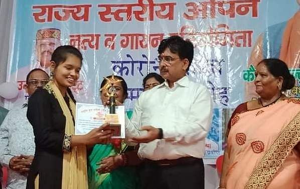 Abhinav Choudharkoti memuncaki nyanyian kategori junior Dance Competition In Bambasa – Abhinav Chowdarakoti Topper in Junior Category Singing