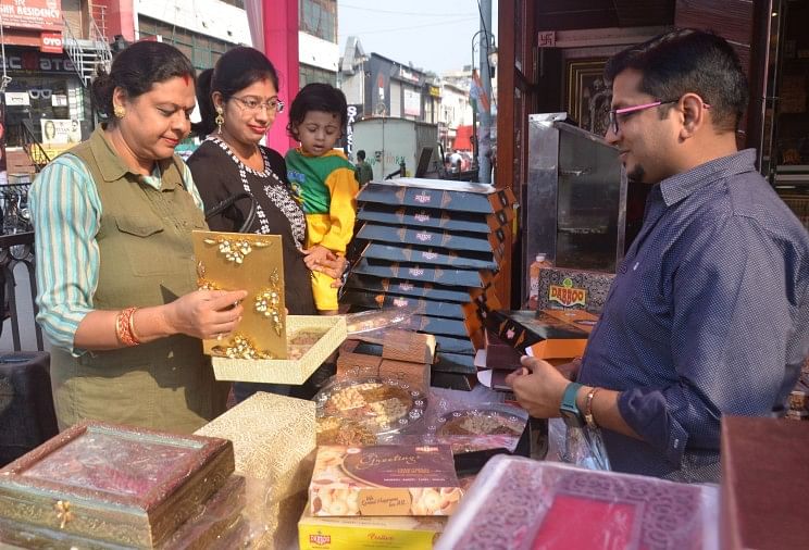 Perayaan Deepawali – Aligarh: Kerumunan berkumpul di pasar, manisan dijual dengan sengit