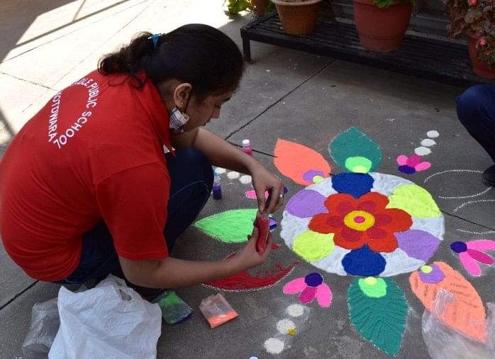 Siswa Memberi Pesan Aman Diwali Dengan Rangoli