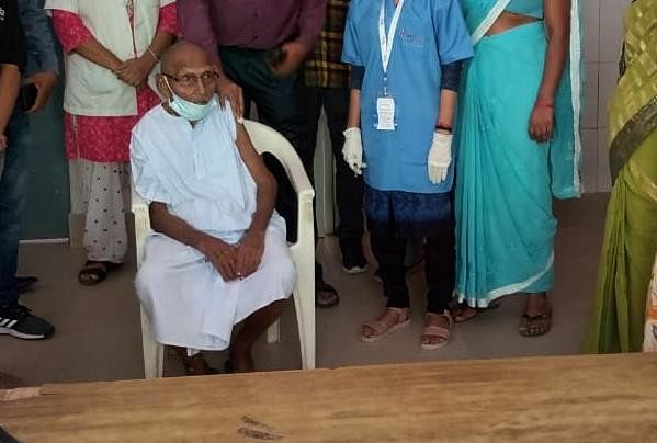 125 वर्ष के स्वामी शिवानंद ने कोरोना टीके की दूसरी डोज ली