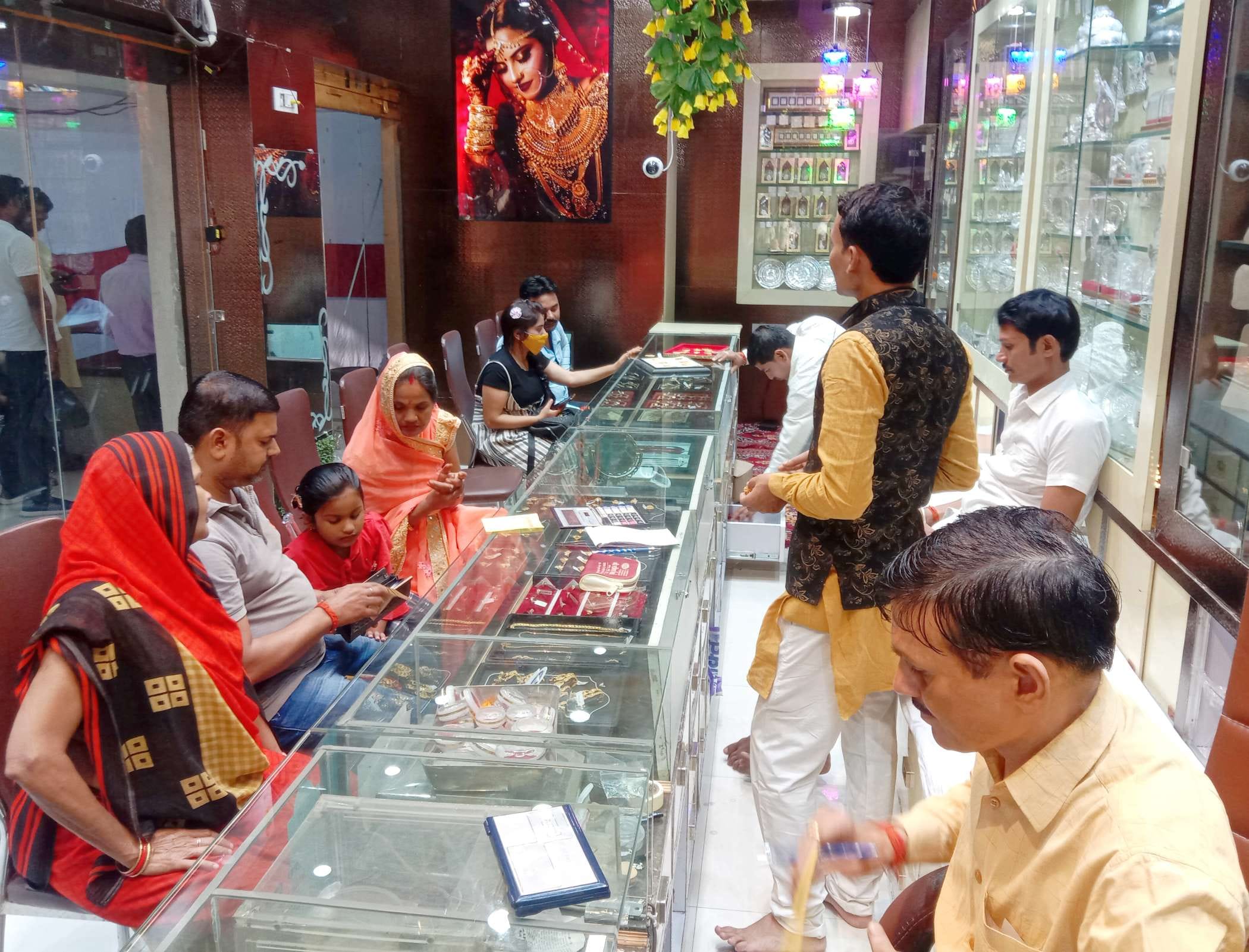 सराफा दुकान में सोने-चांदी की खरीदारी करते ग्राहक। सराफा दुकान में सोने-चांदी की खरीदारी करते ग्राहक।