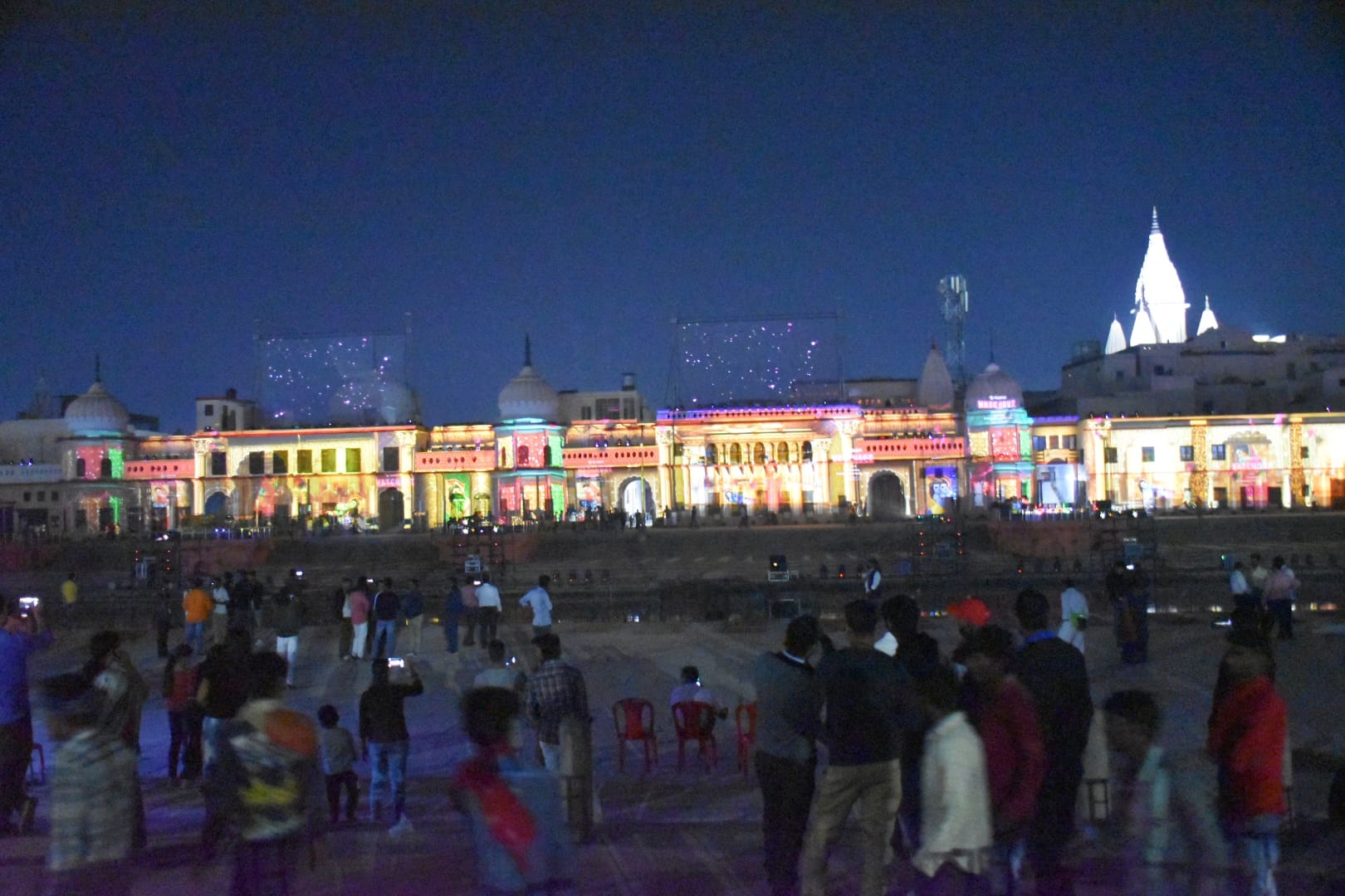अयोध्या राम की पैड़ी पर प्रोजेक्शन मेपिंग का दृश्य