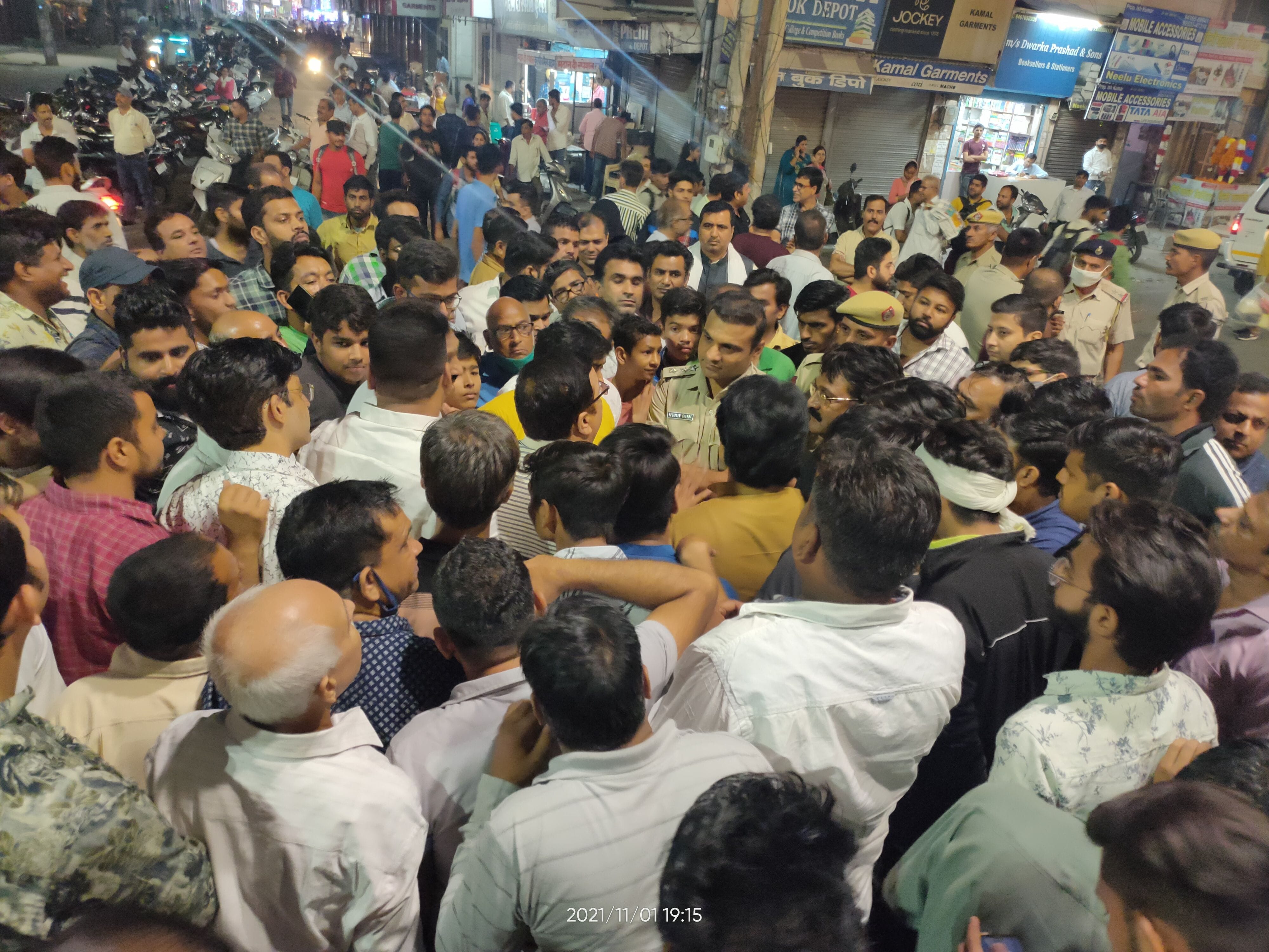 आर्य समाज मंदिर मार्केट के व्यापारियों द्वारा किया गया रोड जाम व बातचीत करते डीएसपी जोगिंद्र शर? आर्य समाज मंदिर मार्केट के व्यापारियों द्वारा किया गया रोड जाम व बातचीत करते डीएसपी जोगिंद्र शर?