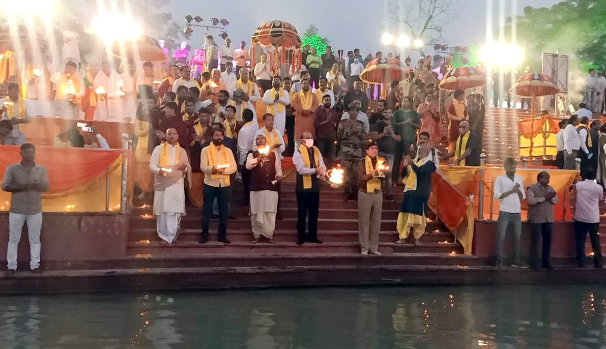 बिजनौर में गंगा बैराज पर गंगोत्सव कार्यक्रम के तहत गंगा की आरती करते लोग। बिजनौर में गंगा बैराज पर गंगोत्सव कार्यक्रम के तहत गंगा की आरती करते लोग।