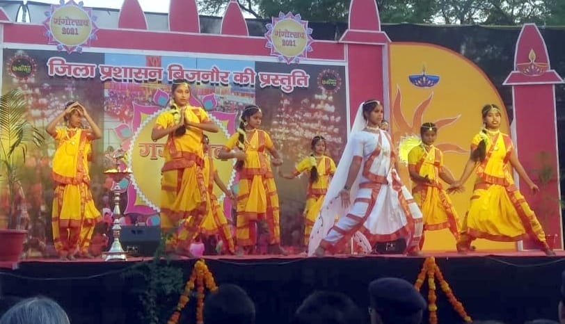बिजनौर में गंगा बैराज पर गंगोत्सव कार्यक्रम में सांस्कृतिक प्रस्तुति देती छात्राएं। बिजनौर में गंगा बैराज पर गंगोत्सव कार्यक्रम में सांस्कृतिक प्रस्तुति देती छात्राएं।