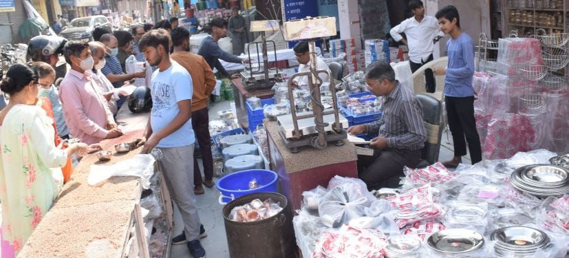 रुद्रपुर मुख्य बाजार में बर्तन खरीदते लोग। रुद्रपुर मुख्य बाजार में बर्तन खरीदते लोग।
