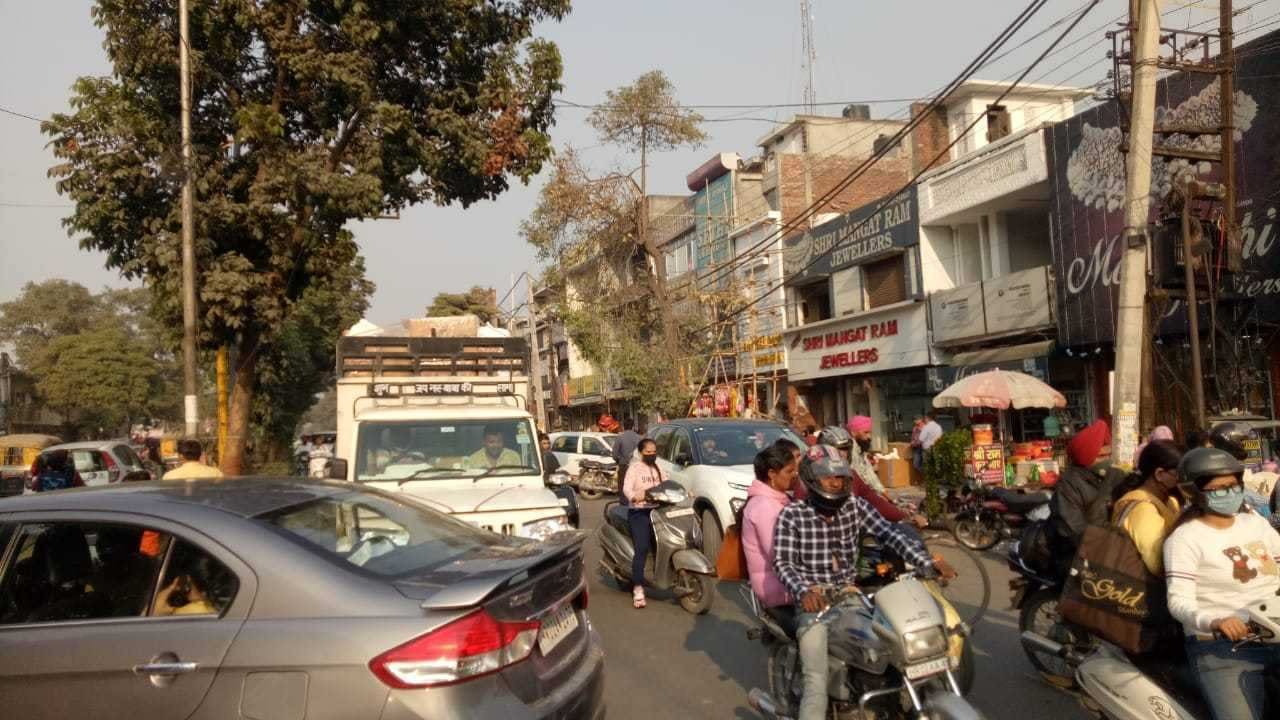 त्योहार के कारण बाजार में भीड़ से बनी जाम की स्थिति। संवाद त्योहार के कारण बाजार में भीड़ से बनी जाम की स्थिति। संवाद