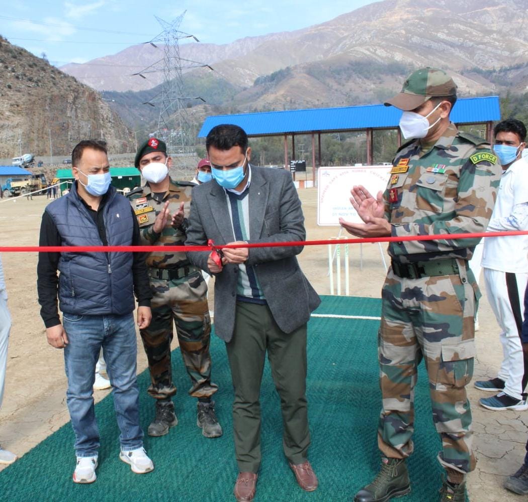 रामबन के बनिहाल में आयोजित किया शहीद कैप्टन अतुल सोमरा क्रिकेट लीग में हिस्सा लेते खिलाड़ी