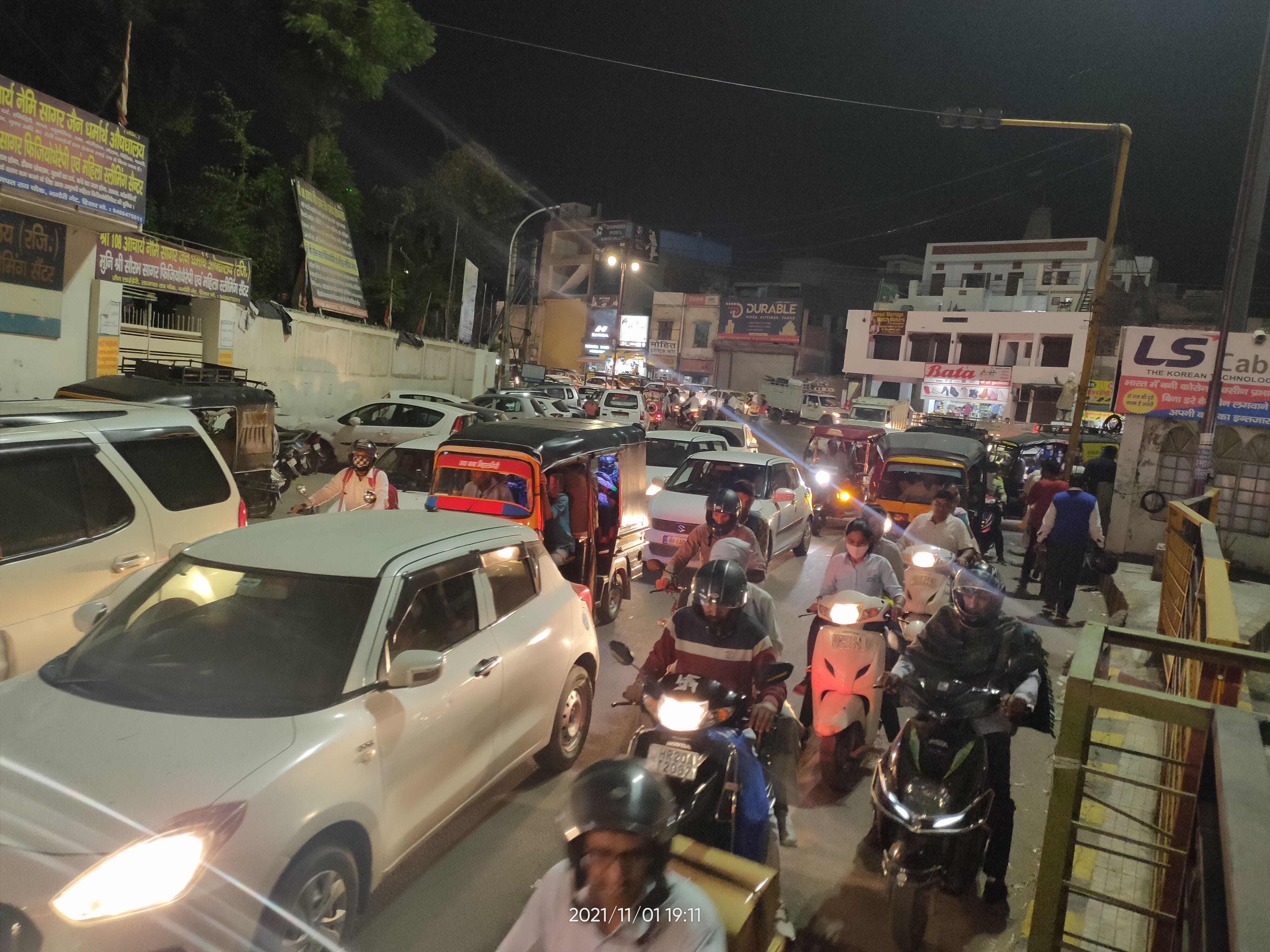 व्यापारियों के रोड जाम करने के बाद दिल्ली रोड को वन वे करने के कारण लगी वाहनों की कतार। व्यापारियों के रोड जाम करने के बाद दिल्ली रोड को वन वे करने के कारण लगी वाहनों की कतार।