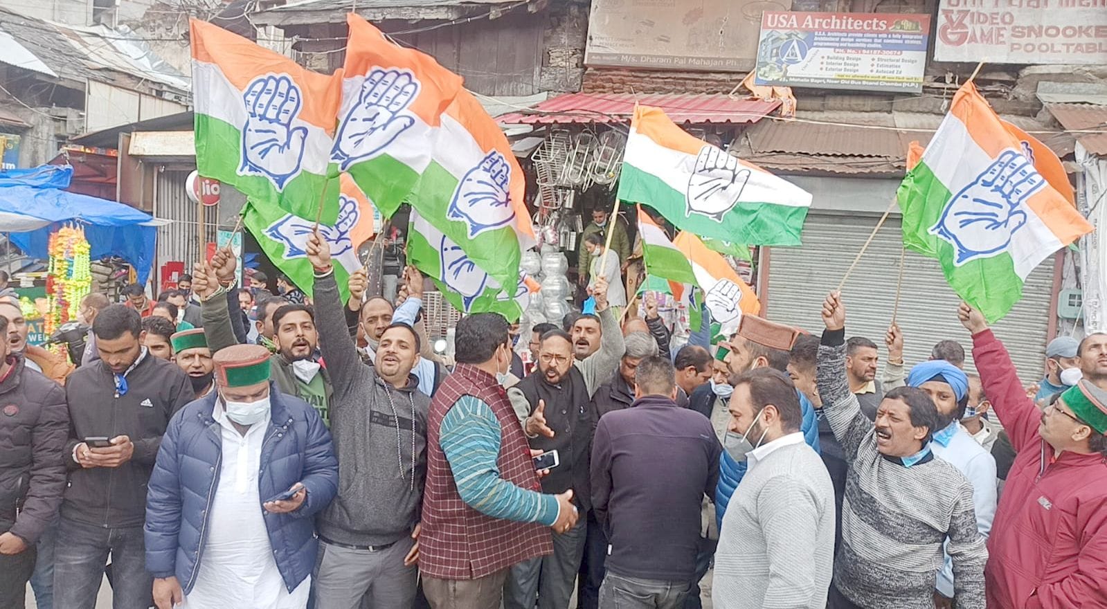 ंबा में जशन मनाते कांग्रेस के कार्यकर्ता।