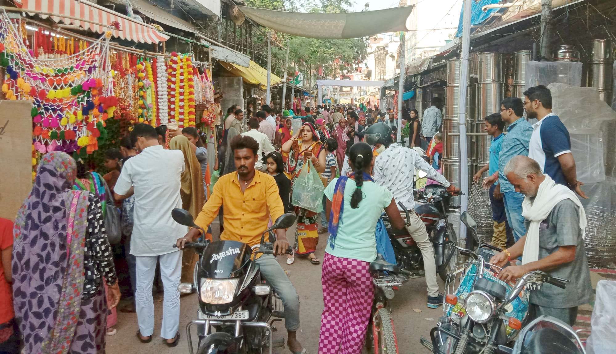 धनतेरस पर्व पर मुख्य बाजार में जुटी ग्राहकों की भीड़। धनतेरस पर्व पर मुख्य बाजार में जुटी ग्राहकों की भीड़।