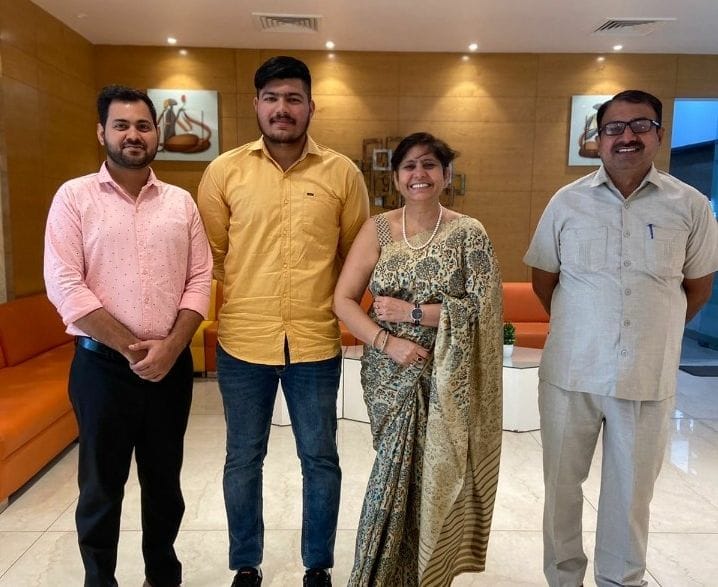 ब्राइट स्कॉलर स्कूल के अक्षय कुमार प्राचार्य किरण दलाल व अन्य के साथ। संवाद