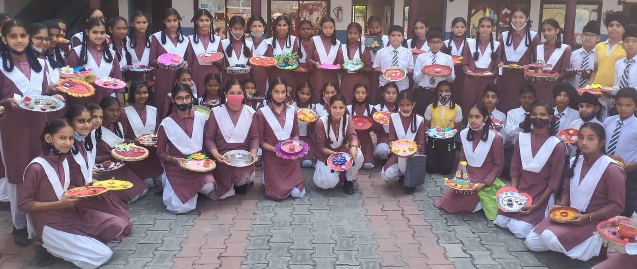 सितारगंज जीएस कान्वेंट में दीये सजाते बच्चे।