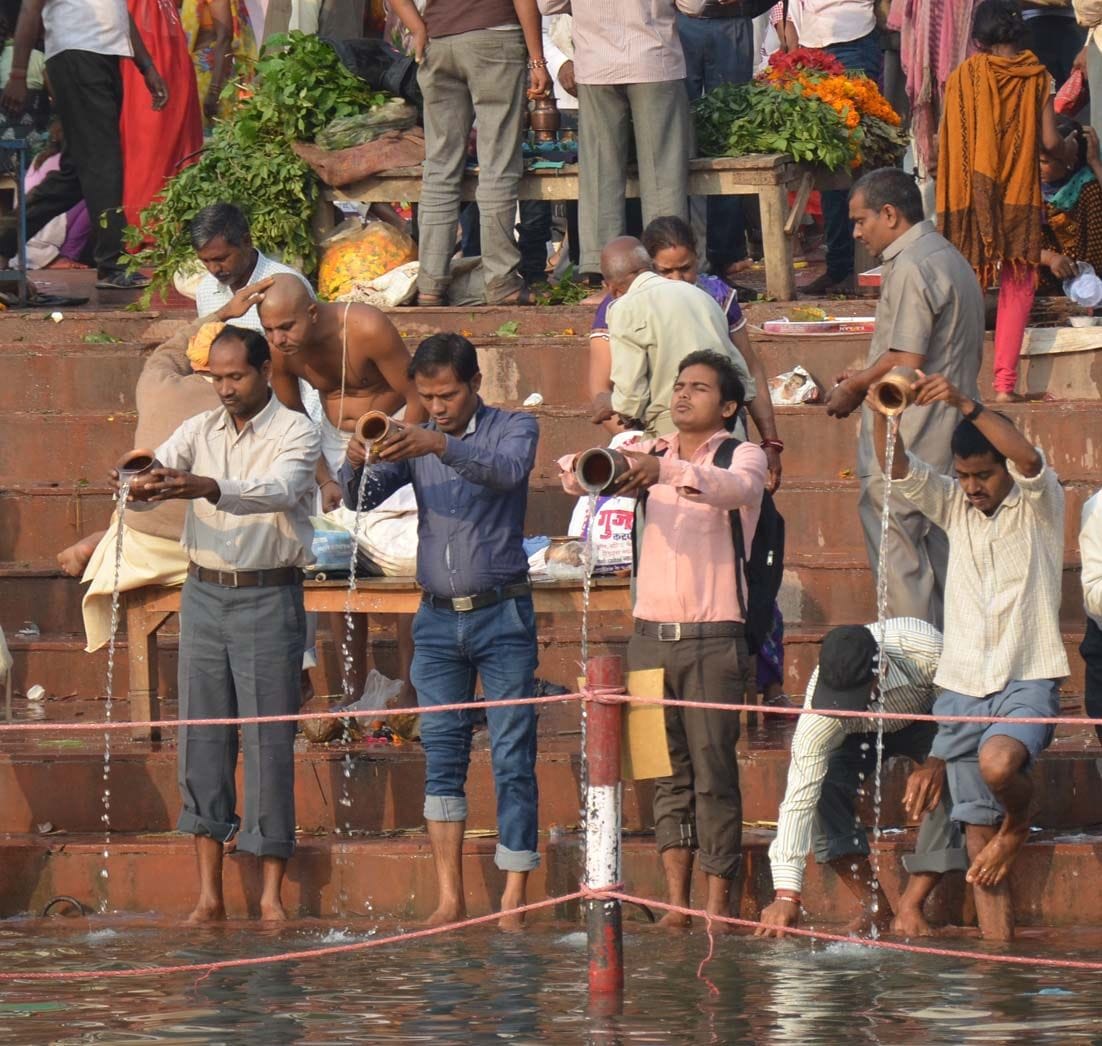  धर्मनगरी चित्रकूट में शुरु हुए दीपदान मेले में मंदाकिनी स्नान के बाद जलार्पण करते श्रद्घालु। स?