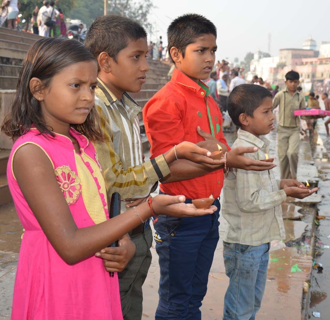  धर्मनगरी चित्रकूट में शुरु हुए दीपदान मेले में मंदाकिनी किनारे दीपदान करते नन्हें श्रद्घालु। स