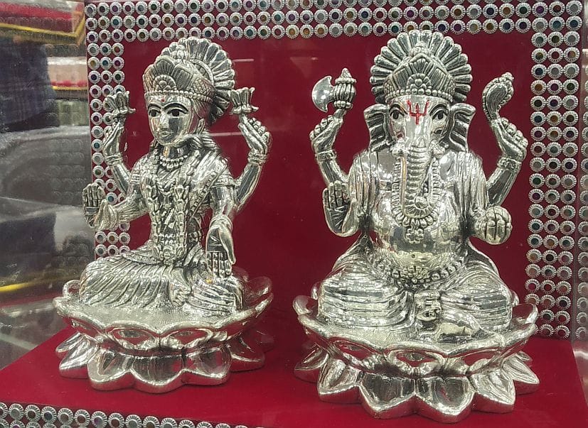 रुद्रपुर के एक शोरूम में रखे चांदी के लक्ष्मी-गणेश की मूर्ति। रुद्रपुर के एक शोरूम में रखे चांदी के लक्ष्मी-गणेश की मूर्ति।