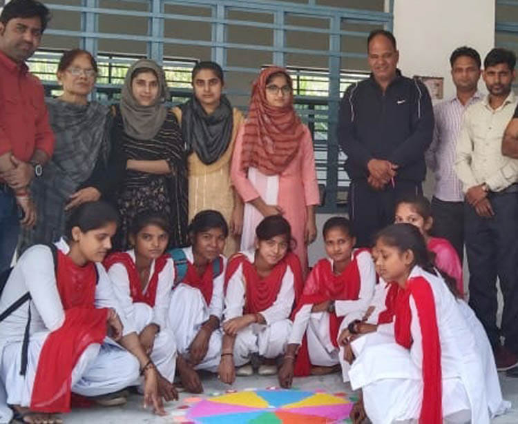चरथावल में चंद्रशेखर आजाद पीजी कॉलेज में रंगोली प्रतियोगिता में शामिल छात्राएं। चरथावल में चंद्रशेखर आजाद पीजी कॉलेज में रंगोली प्रतियोगिता में शामिल छात्राएं।