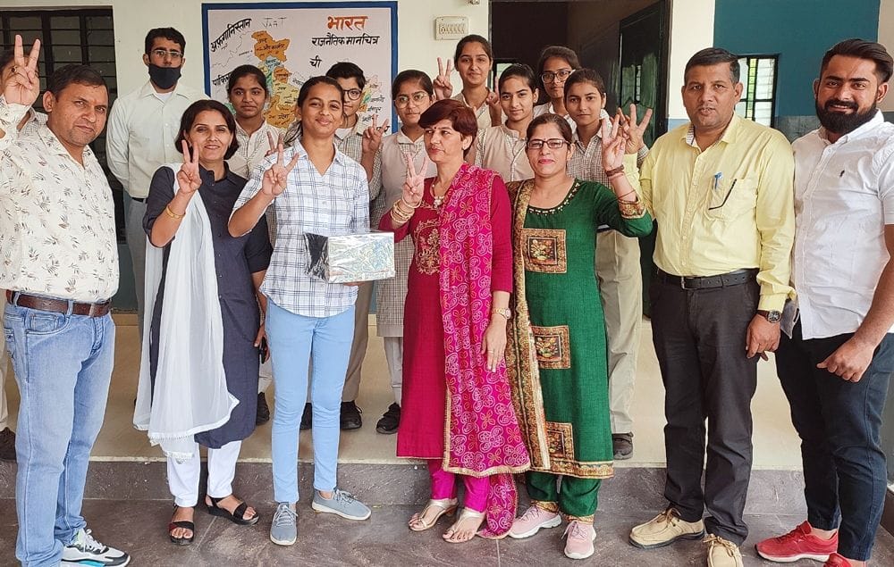 नीट पास करने वाले यूनिक पब्लिक स्कूल के विद्यार्थी व स्कूल स्टाफ खुशी का इजहार करते हुए।  संवाद