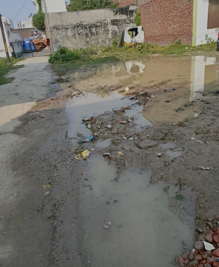 जालंधरी सराय में टूटी पड़ी पाइप में से निकला पानी, इस तरफ सड़क पर आने लगा। संवाद जालंधरी सराय में टूटी पड़ी पाइप में से निकला पानी, इस तरफ सड़क पर आने लगा। संवाद