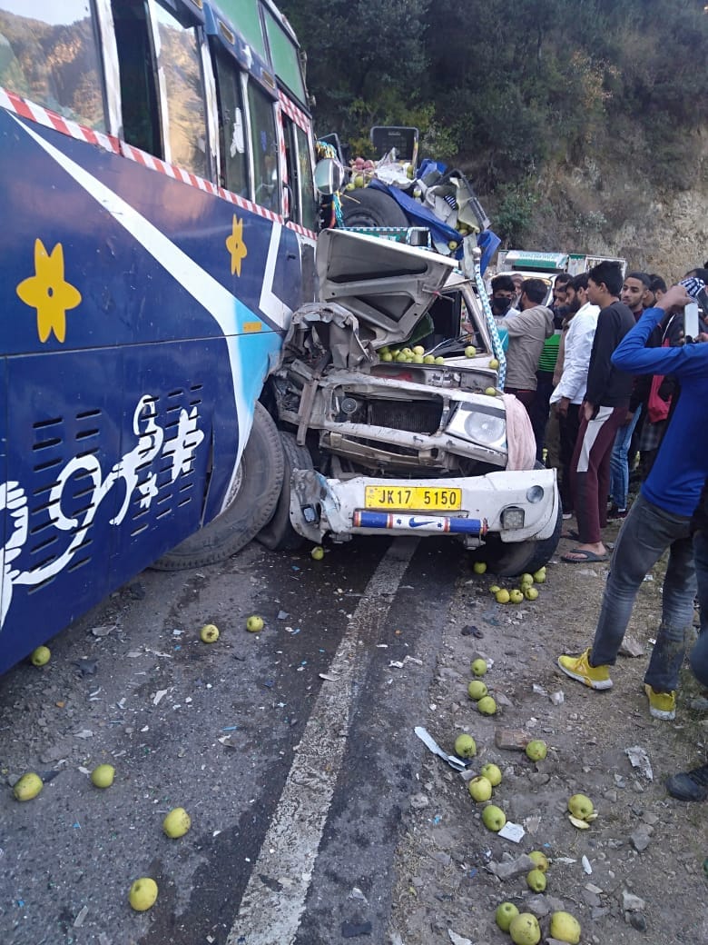 फोटो...जिला के शालीमार के पास दो वाहनों की भिडंत..बस और महिंद्रा जीप