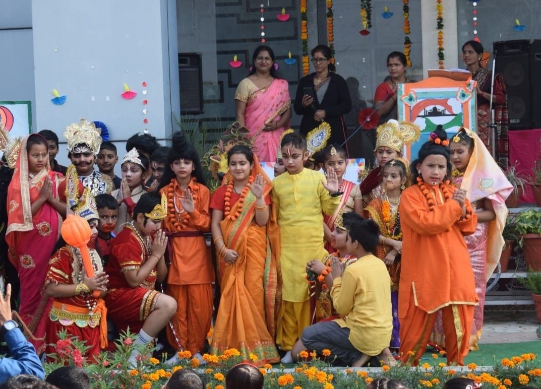खटीमा के डायनेस्टी गुरुकुल स्कूल में श्रीराम, लक्ष्मण, भरत, शत्रुघन, सीता आदि की वेशभूषा में बच्च? खटीमा के डायनेस्टी गुरुकुल स्कूल में श्रीराम, लक्ष्मण, भरत, शत्रुघन, सीता आदि की वेशभूषा में बच्च?