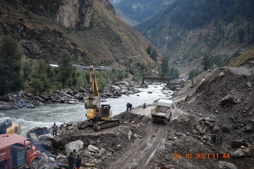 फोटो...जिला के दच्छन डंगडीरू में पक्कल-दुल पावर प्रोजेक्ट हेतु नदी का रुख मोड़ा..बड़ी उपलब्धि
