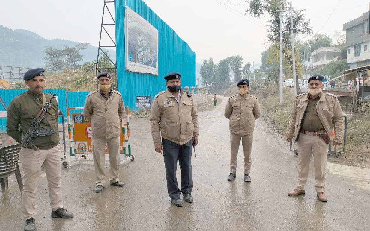 मतगणना केंद्र की और जाने वाले रास्ते पर तैनात पुलिस के जवान।