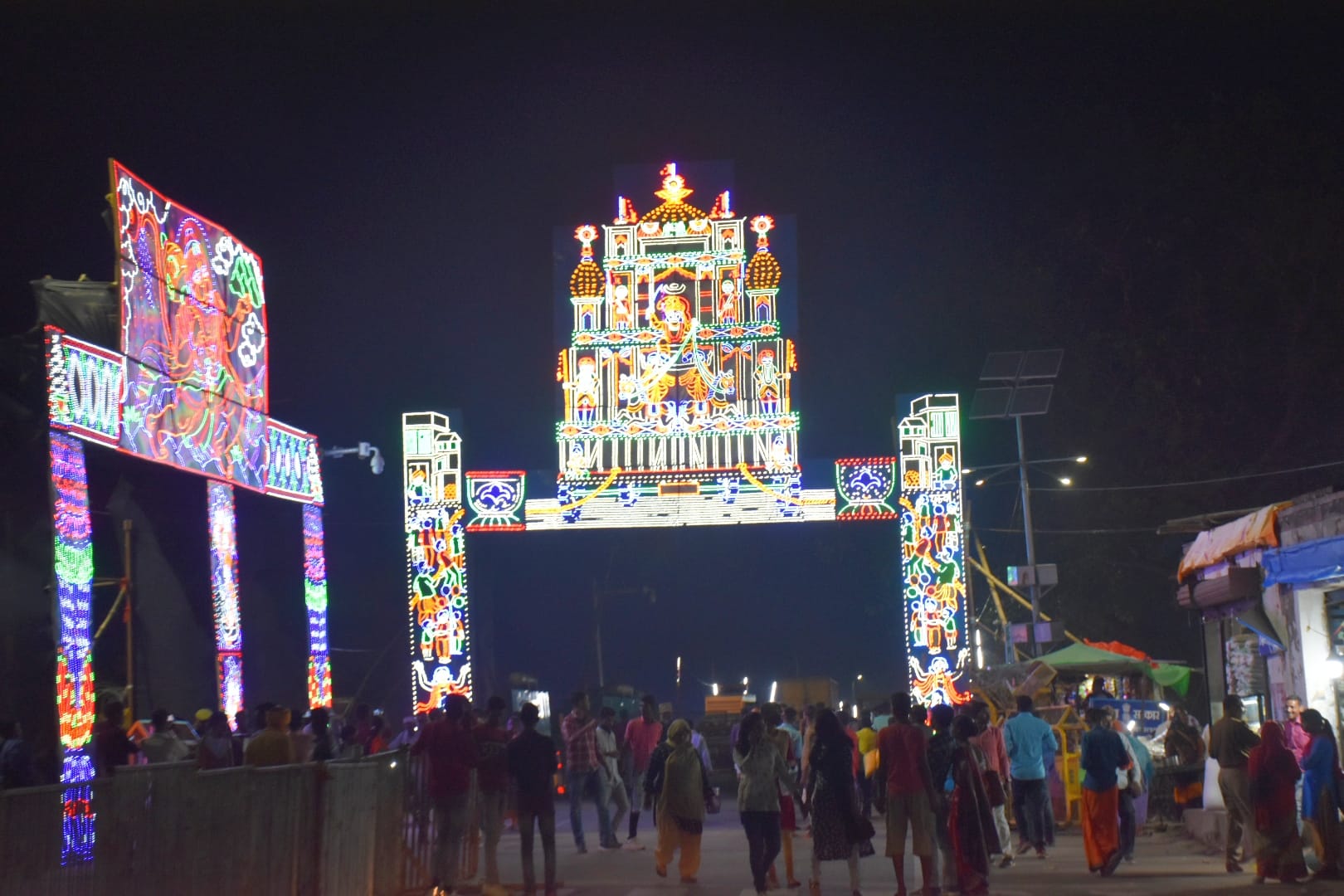 राम नगरी में सजा गेट व राम की पैड़ी की ओर जाते हैं लोग