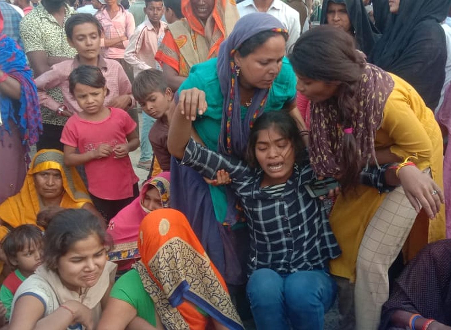 उमेश के रोते बिलखते परिजन। संवाद उमेश के रोते बिलखते परिजन। संवाद