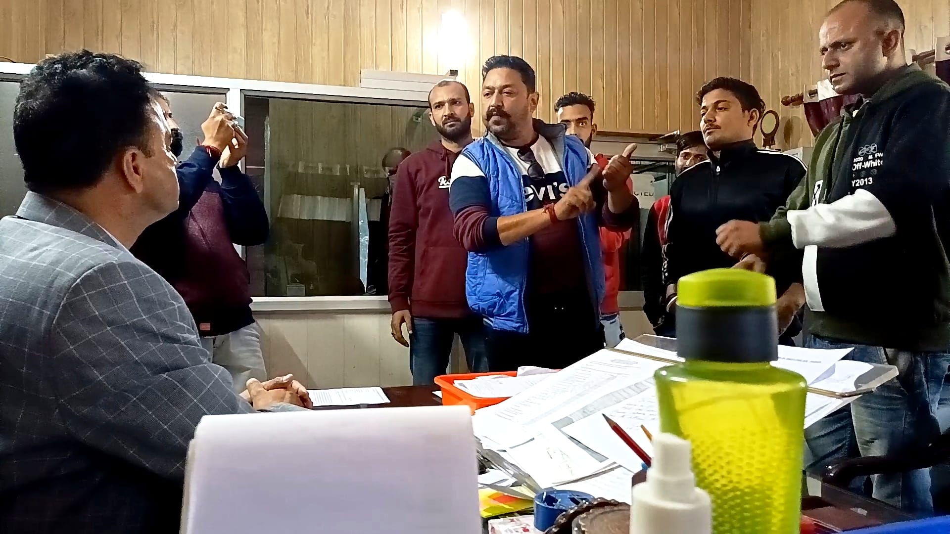 उधमपुर शहर में पानी की किल्लत को लेकर एक्सईएन का घेराव कर प्रदर्शन करते शहर के युवा उधमपुर शहर में पानी की किल्लत को लेकर एक्सईएन का घेराव कर प्रदर्शन करते शहर के युवा