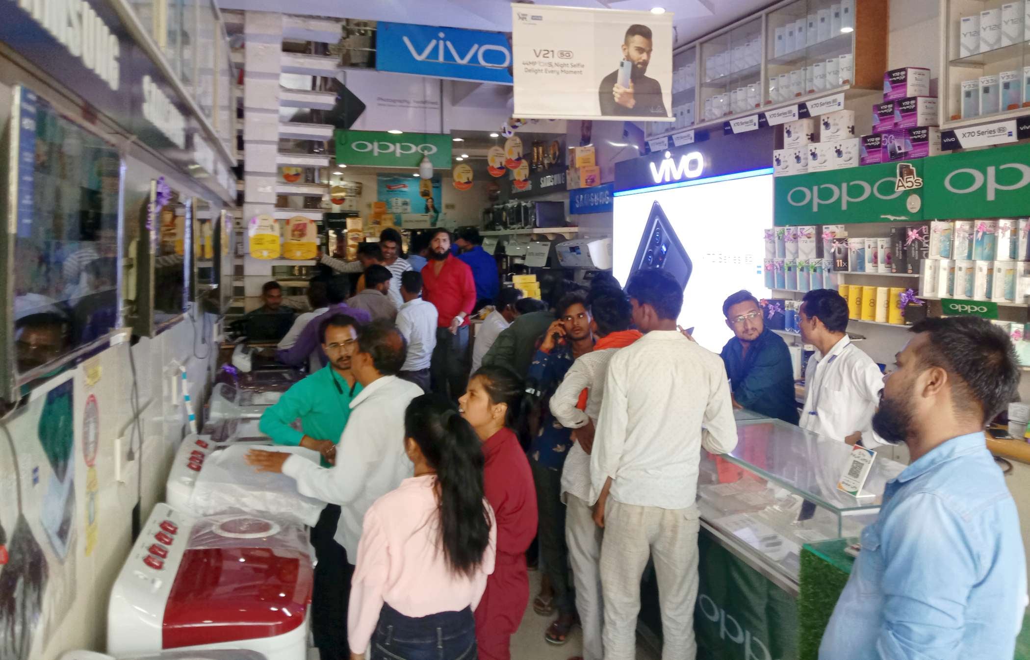 ऊदल चौक स्थित इलेक्ट्रानिक दुकान में वॉशिंग मशीन, एलईडी और मोबाइल खरीदते लोग। ऊदल चौक स्थित इलेक्ट्रानिक दुकान में वॉशिंग मशीन, एलईडी और मोबाइल खरीदते लोग।