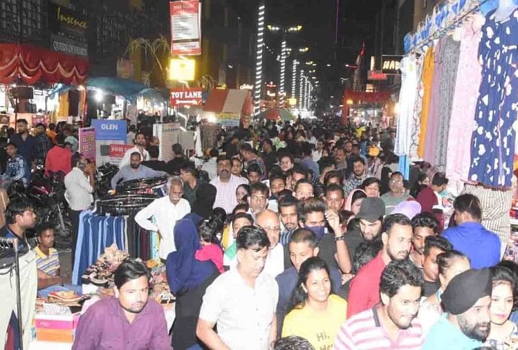 खरीदारों की भीड़ उमड़ी
