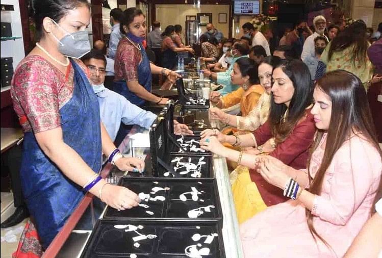 ज्वेलरी शोरूम में खरीदारों की लगी भीड़