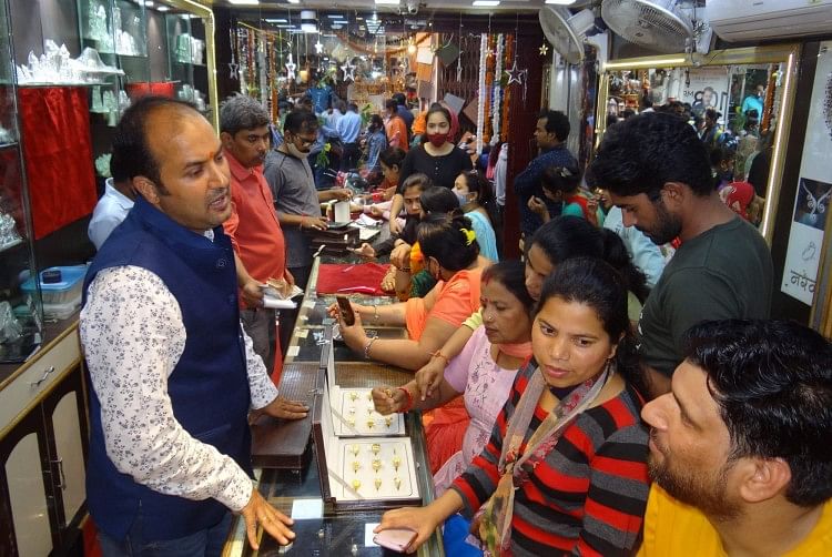 Di Dhanteras, kota ziarah hujan deras Di Dhanteras, Kota Ziarah Hujan deras